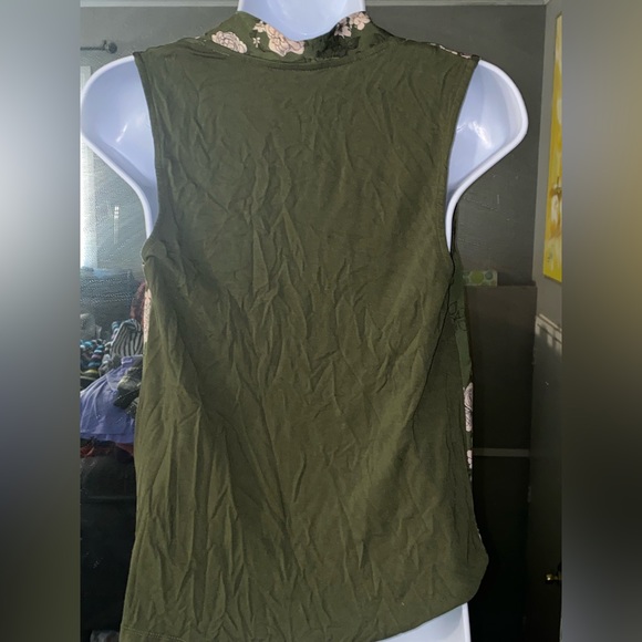 🍀 4/$20 Green, floral, wrap top. Size S - Picture 2 of 6